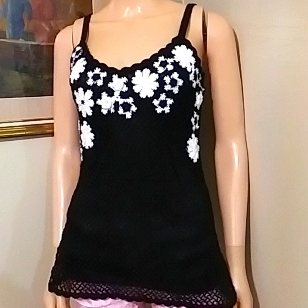 International Concepts Black & White Flowers Crochet lined EUC sz S